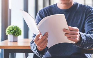 パンフレットを読むイメージ